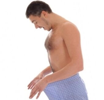 La gioia di un uomo per il risultato dell'ingrandimento del pene