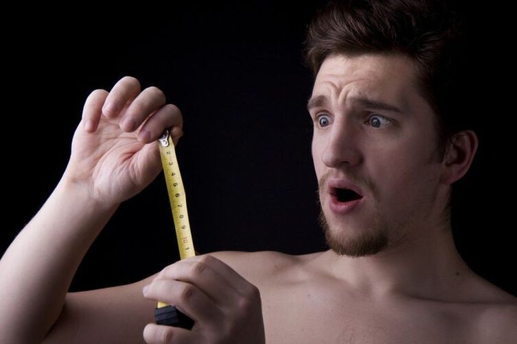 L'uomo misurò la coda prima di aumentare lo sfarzo