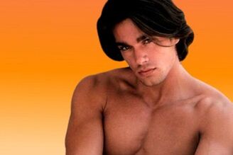 Un uomo che ha ingrandito il suo pene attraverso il massaggio
